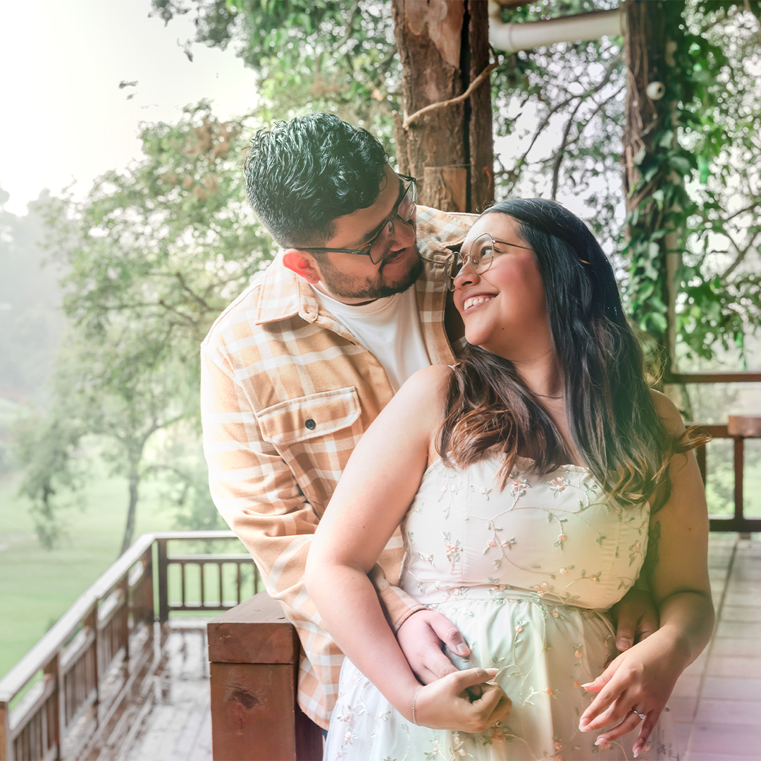 Sesión de compromiso en Guatemala con pareja de novios en un momento romántico y natural, fotografiada por Selene Weddings.