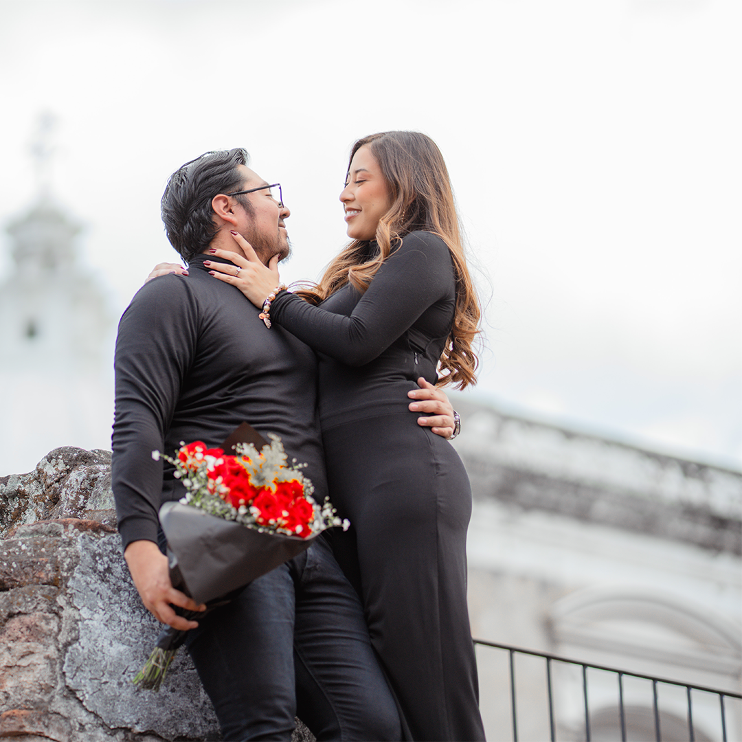 Sesión de compromiso en Guatemala con pareja de novios en un momento romántico y natural, fotografiada por Selene Weddings.