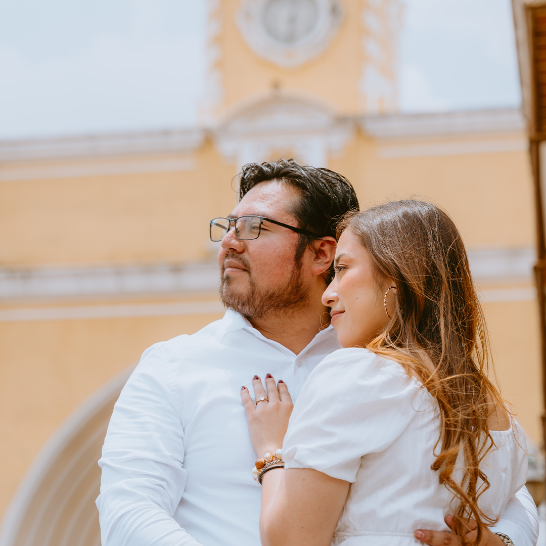Sesión de compromiso en Guatemala con pareja de novios en un momento romántico y natural, fotografiada por Selene Weddings.