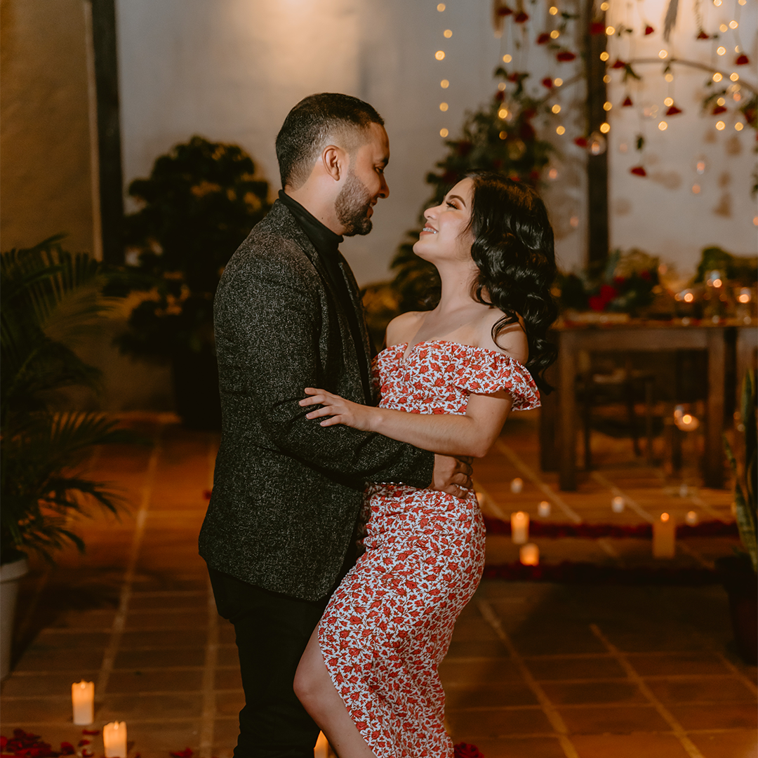Sesión de compromiso en Guatemala con pareja de novios en un momento romántico y natural, fotografiada por Selene Weddings.