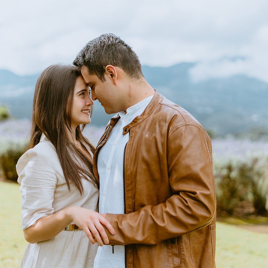 Sesión de compromiso en Guatemala con pareja de novios en un momento romántico y natural, fotografiada por Selene Weddings.
