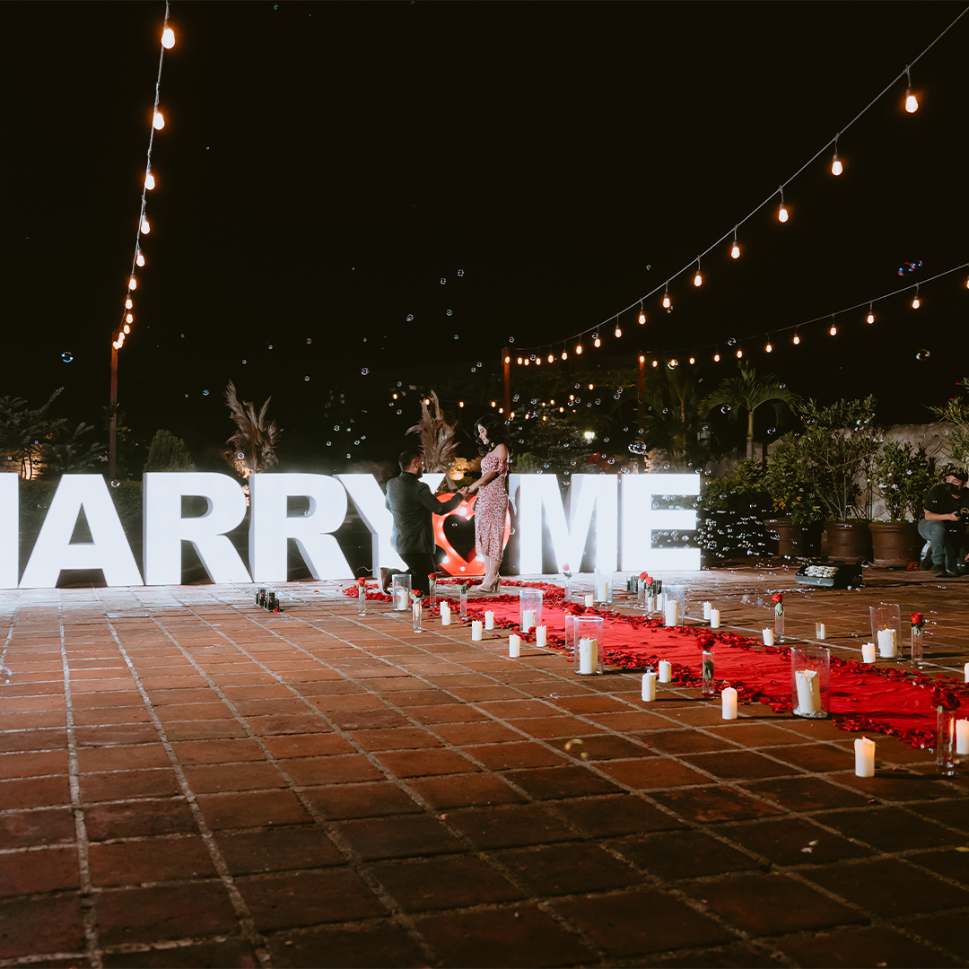Sesión de compromiso en Guatemala con pareja de novios en un momento romántico y natural, fotografiada por Selene Weddings.