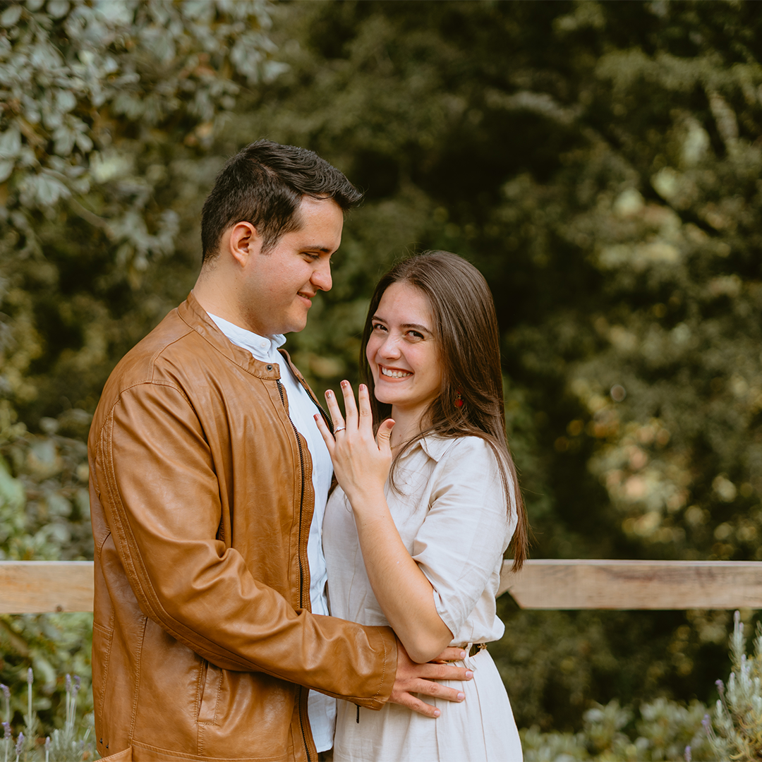Sesión de compromiso en Guatemala con pareja de novios en un momento romántico y natural, fotografiada por Selene Weddings.