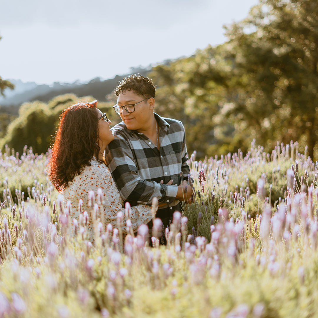 Sesión de compromiso en Guatemala con pareja de novios en un momento romántico y natural, fotografiada por Selene Weddings.
