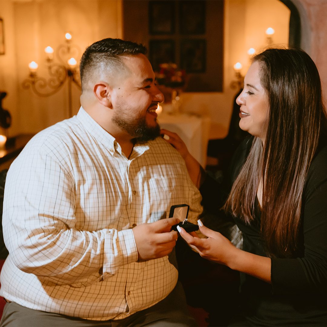 Sesión de compromiso en Guatemala con pareja de novios en un momento romántico y natural, fotografiada por Selene Weddings.